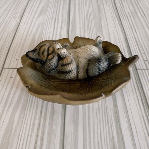 Global Art Harvey Knox Kingdom Cat Sleeping in Leaf E172A85 Japan 1983 VTG - Picture 9 of 15